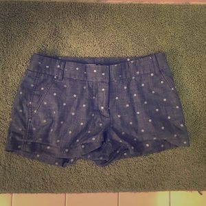 Classy, mid-thigh shorts