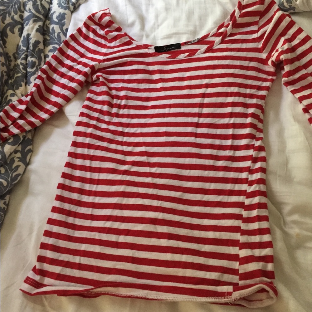 Quarter sleeve red and white tight fit shirt