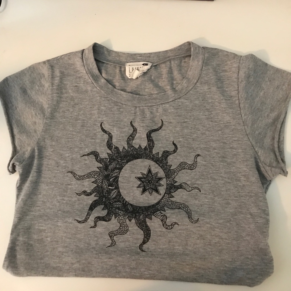 never worn sun crop top graphic tee
