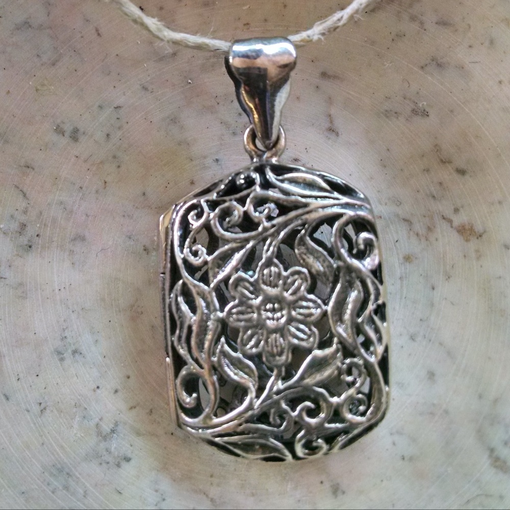 Sterling Silver Locket Diffuser - NWOT - Picture 2 of 6