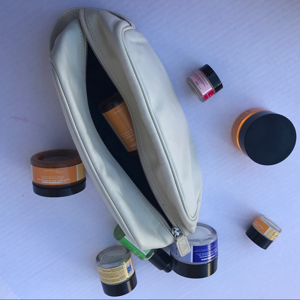 Emporio Armani
Logo Embossed Leather Dopp Kit