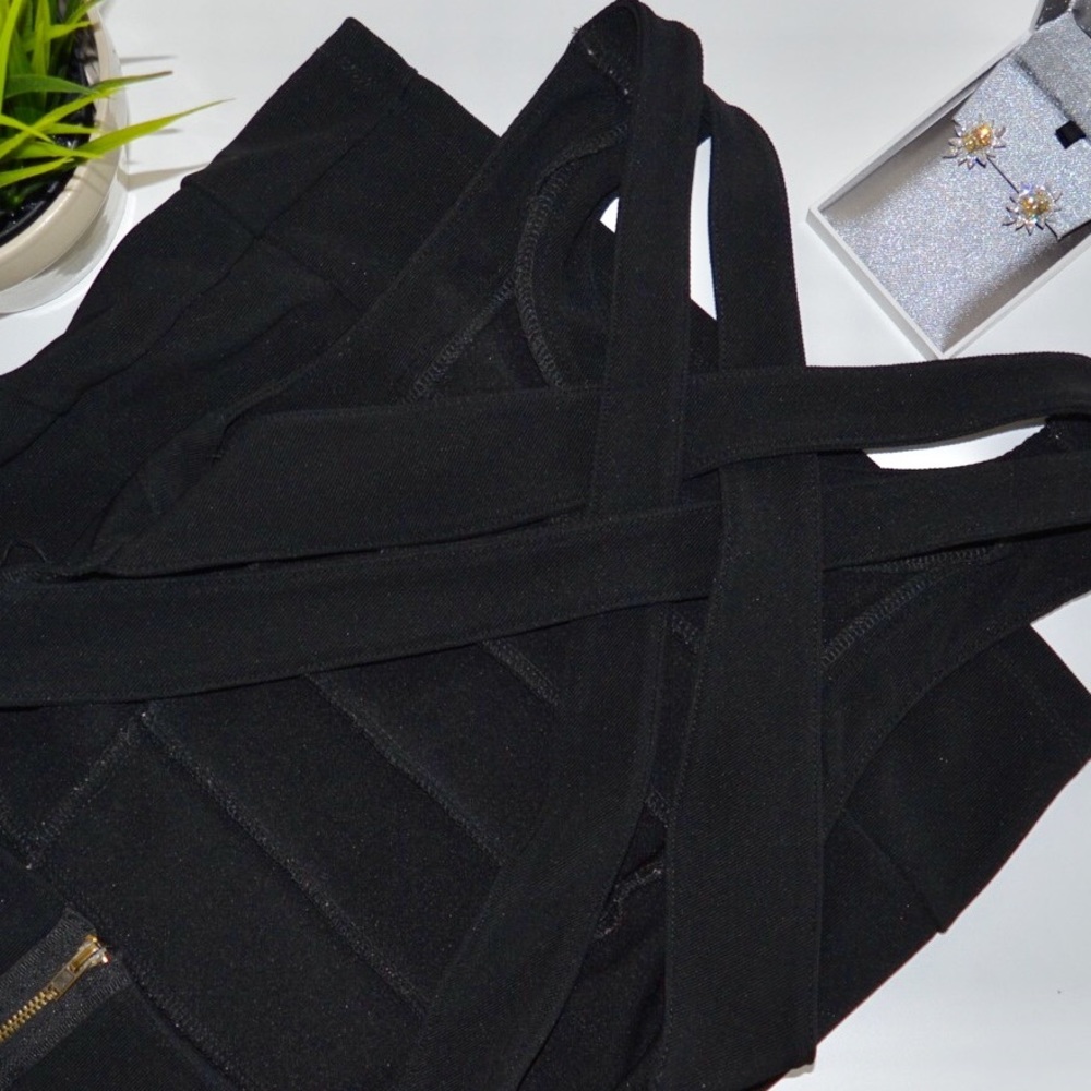 🖤Body Con Mini w/ Criss Cross Back🖤