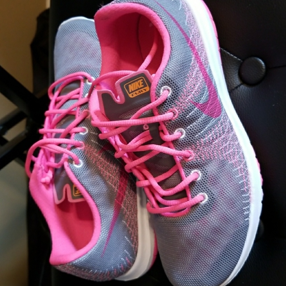 Girls Nike Flex Fury (😊Size 4.5) Pink and Gray