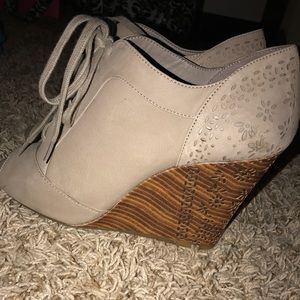 Gianni Bini Lace up Heeled booties