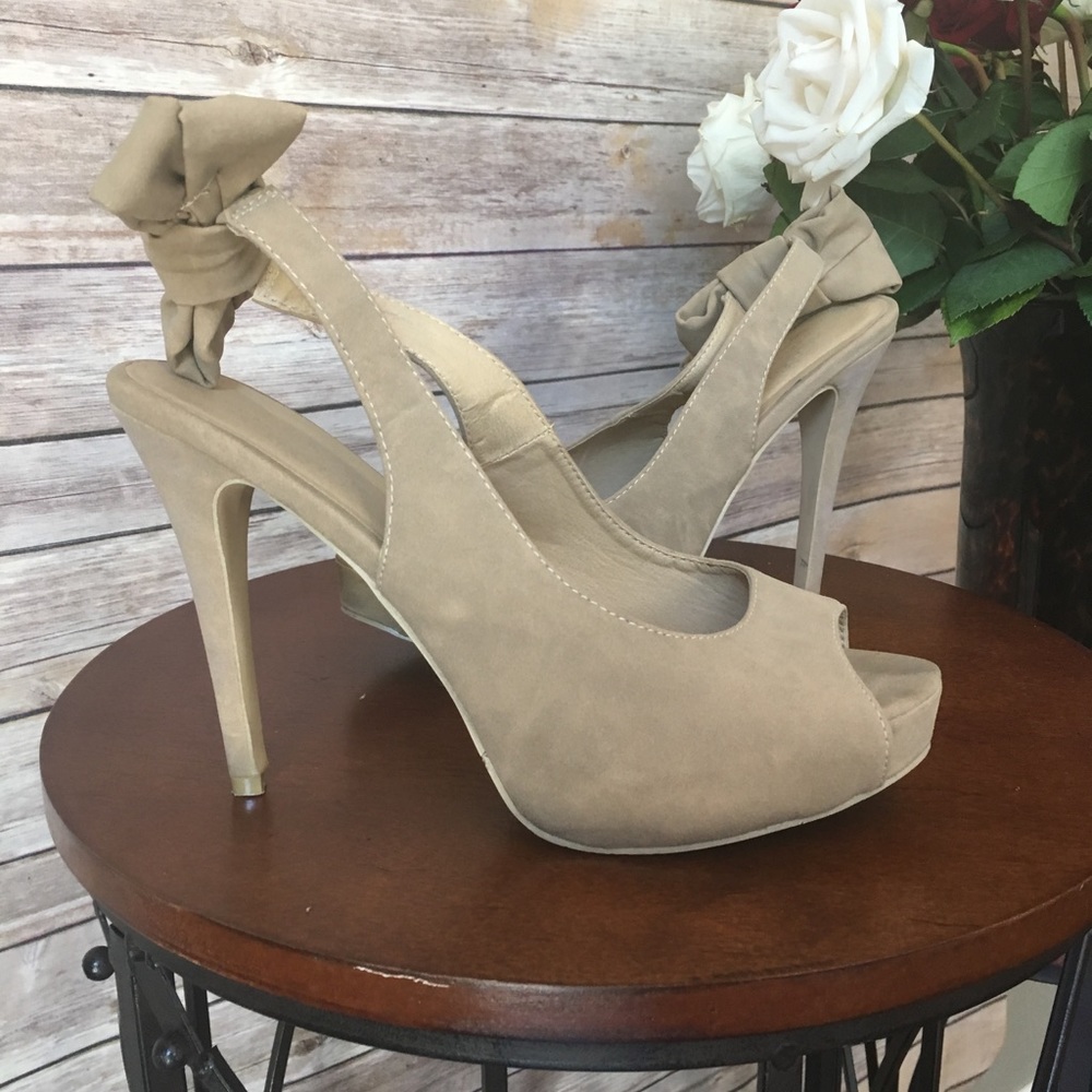 Tan bowstrap peep toe stilettos