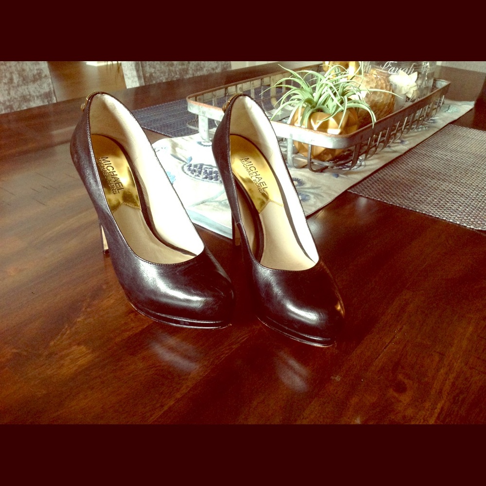 MK Michael Kors Leather Pumps