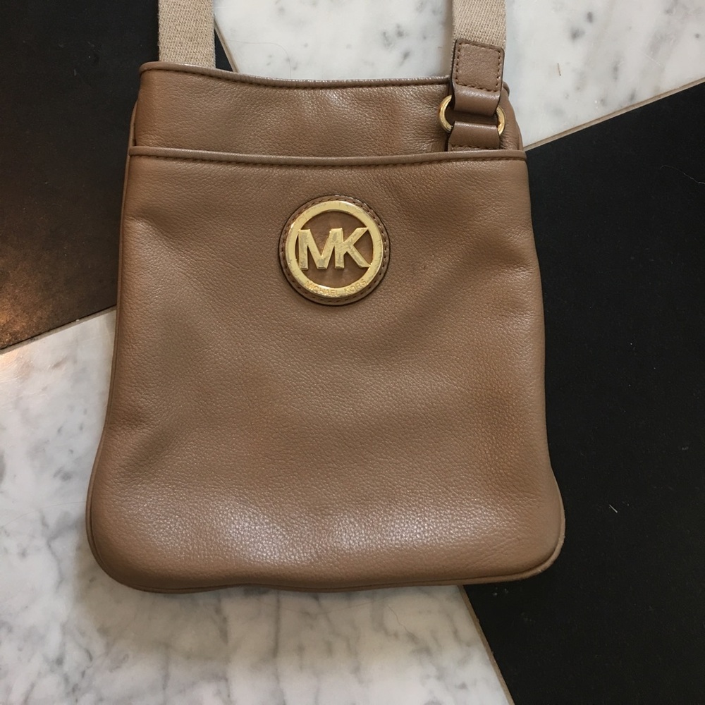Michael kors tan crossbody purse