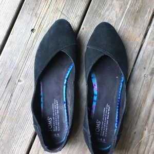 Black pointy toed ballet flats.