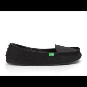 💕Like new~Sanuk flats w/cute stud detail on heel.