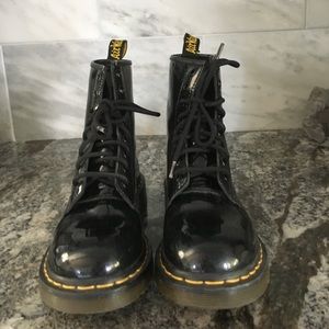 Dr. Martens size 6 black// Able to make offers