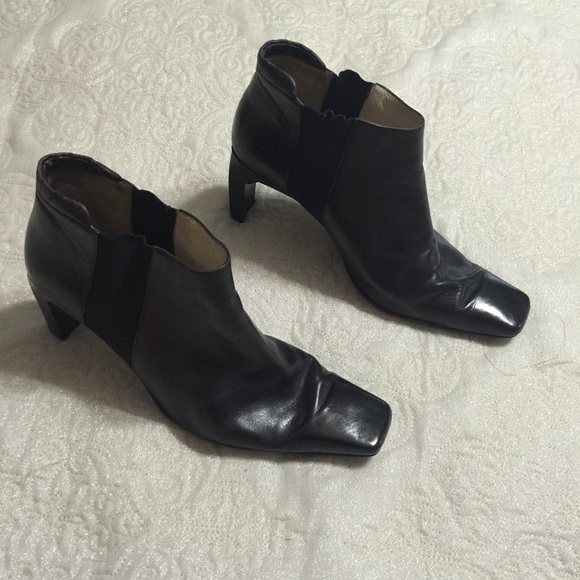 🎈SOLD🎈Fabulous Chanel Retro Leather Booties - Picture 2 of 8