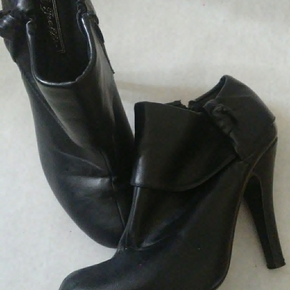 Traffic ankle boot