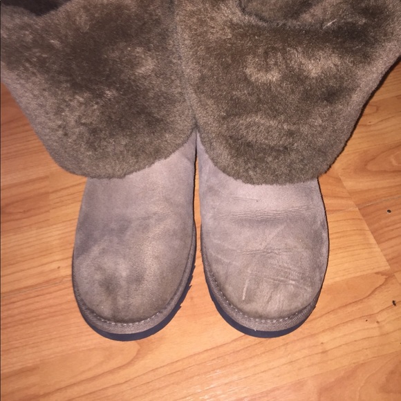 UGG Bailey Button Triplet Boot - Picture 2 of 4