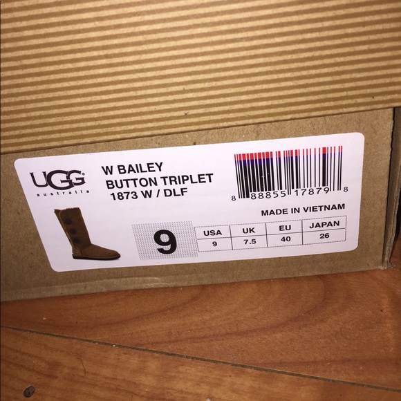 UGG Bailey Button Triplet Boot - Picture 4 of 4