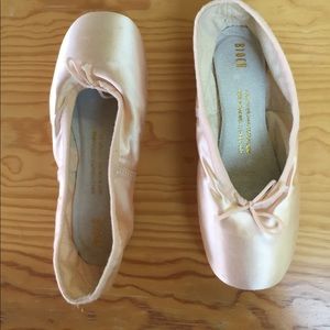 BLOCH pointe shoes 5 1/2