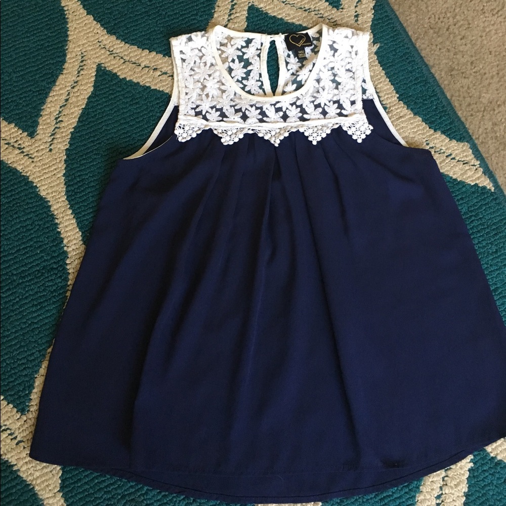 "Hearts" brand lace sleeveless shirt