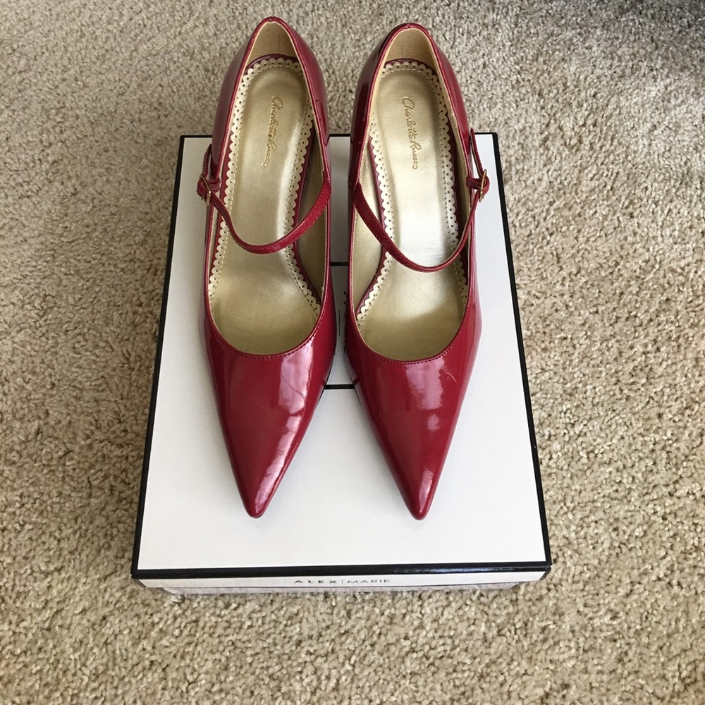 Super Cute Red Pumps! 3 inches, and worn ONCE!!👏