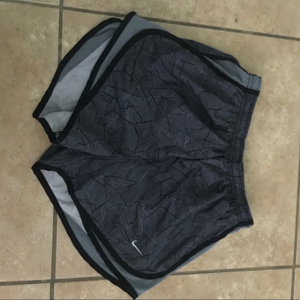 GREY NIKE ATHLETIC SHORTS