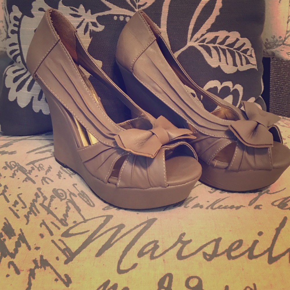 Light brown wedges