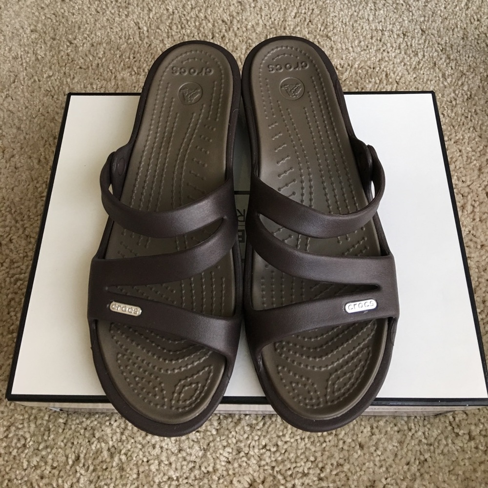 Cute Brown Croc sandals Size 9 WORN ONCE❤️🤗