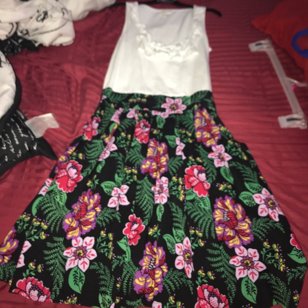 Cute flower dress!! Size small
