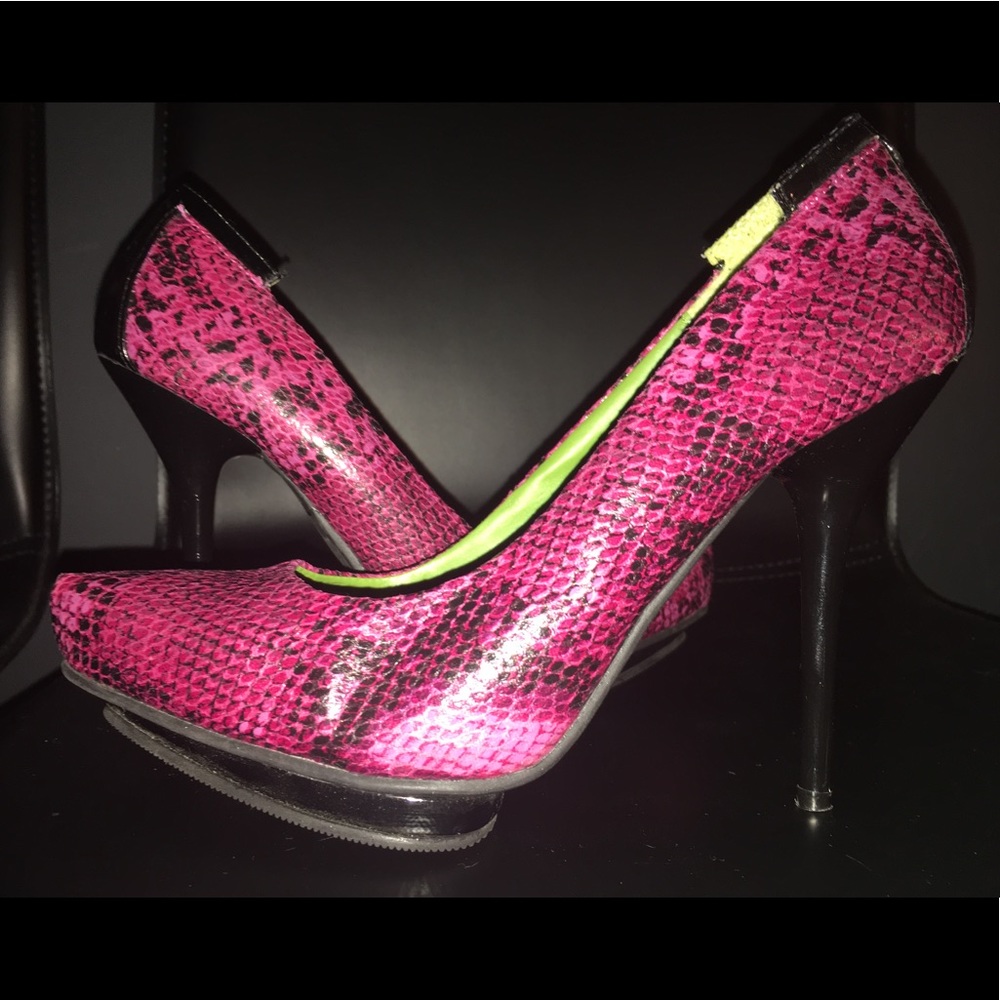 Pink snake skin texture pumps size 7