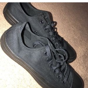 Low top black converse