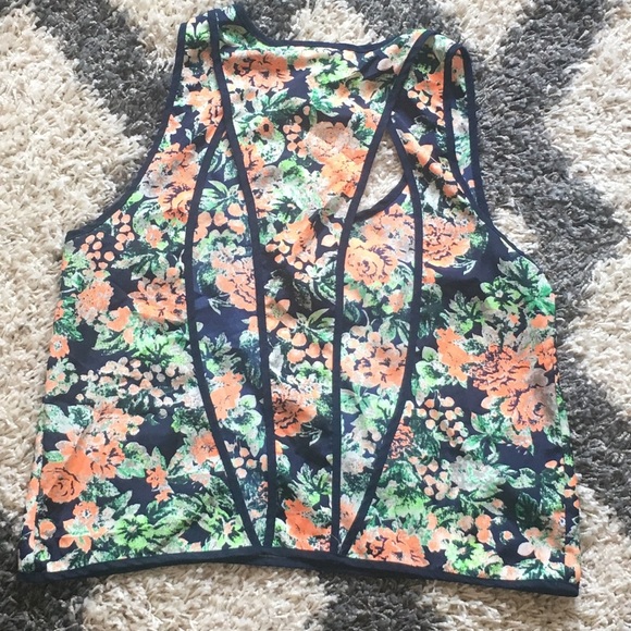 Cute colorful top with open back. - Picture 2 of 4