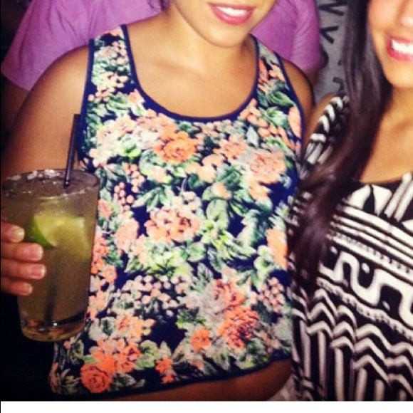 Cute colorful top with open back. - Picture 3 of 4