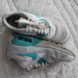 White Nike Air Max 90