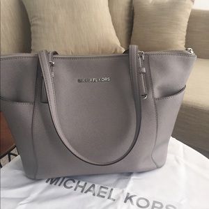 Michael Kors Medium Jet Set Zip tote in Dove Gray