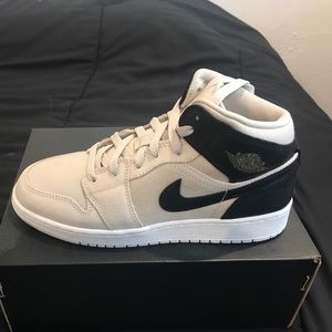 Air Jordan 1Mid BG