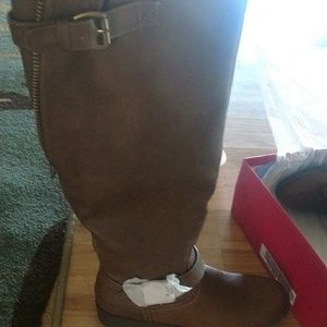 NWT brown flat boots