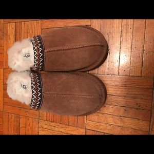 AUTHENTIC UGG SLIPPERS SIZE 7