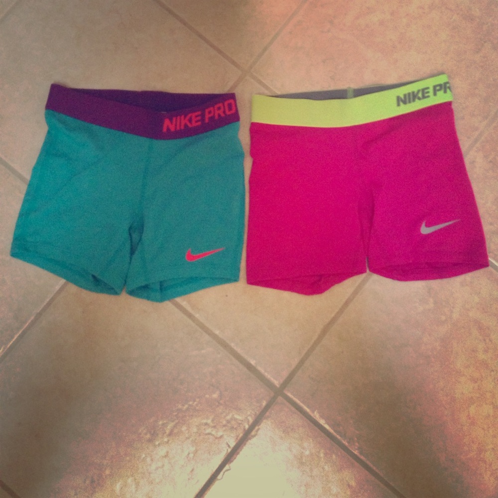 Bundle of 2 Nike pros🔥💖