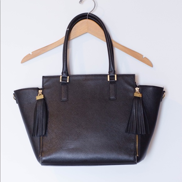 H&M Handbags - H&M tassel zip tote