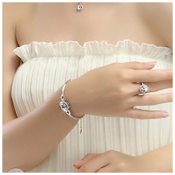 Swarovski Crystals Silver Omega Solitaire Bracelet - Picture 6 of 6