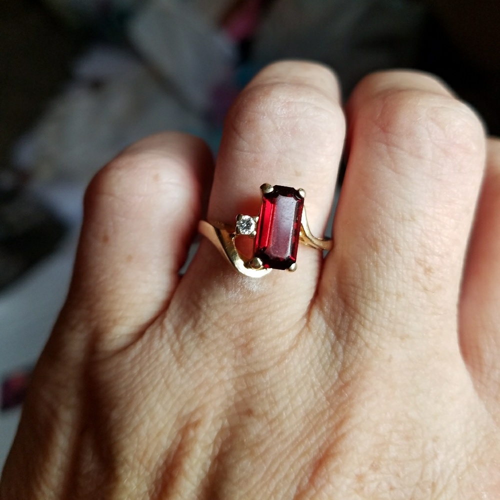 Woman's gold ring, birthstone Garnet(January)