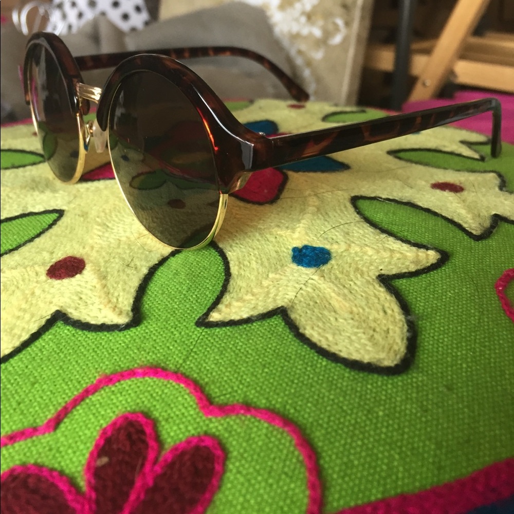 Round sunglasses - Picture 2 of 2