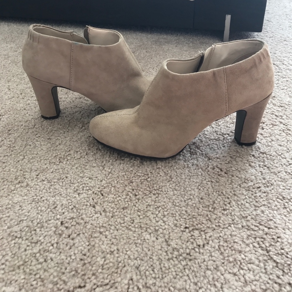 Cute suade Nine West booties
