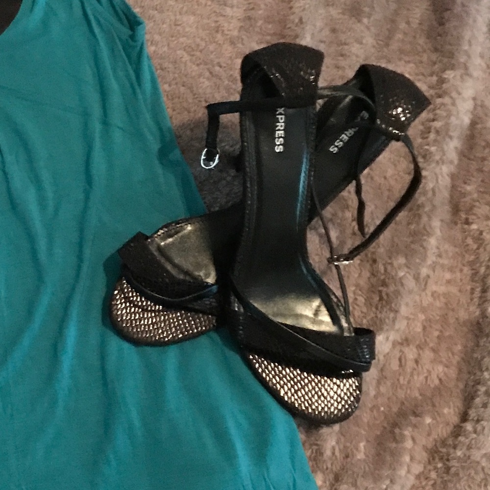 Sexy black heels with straps!