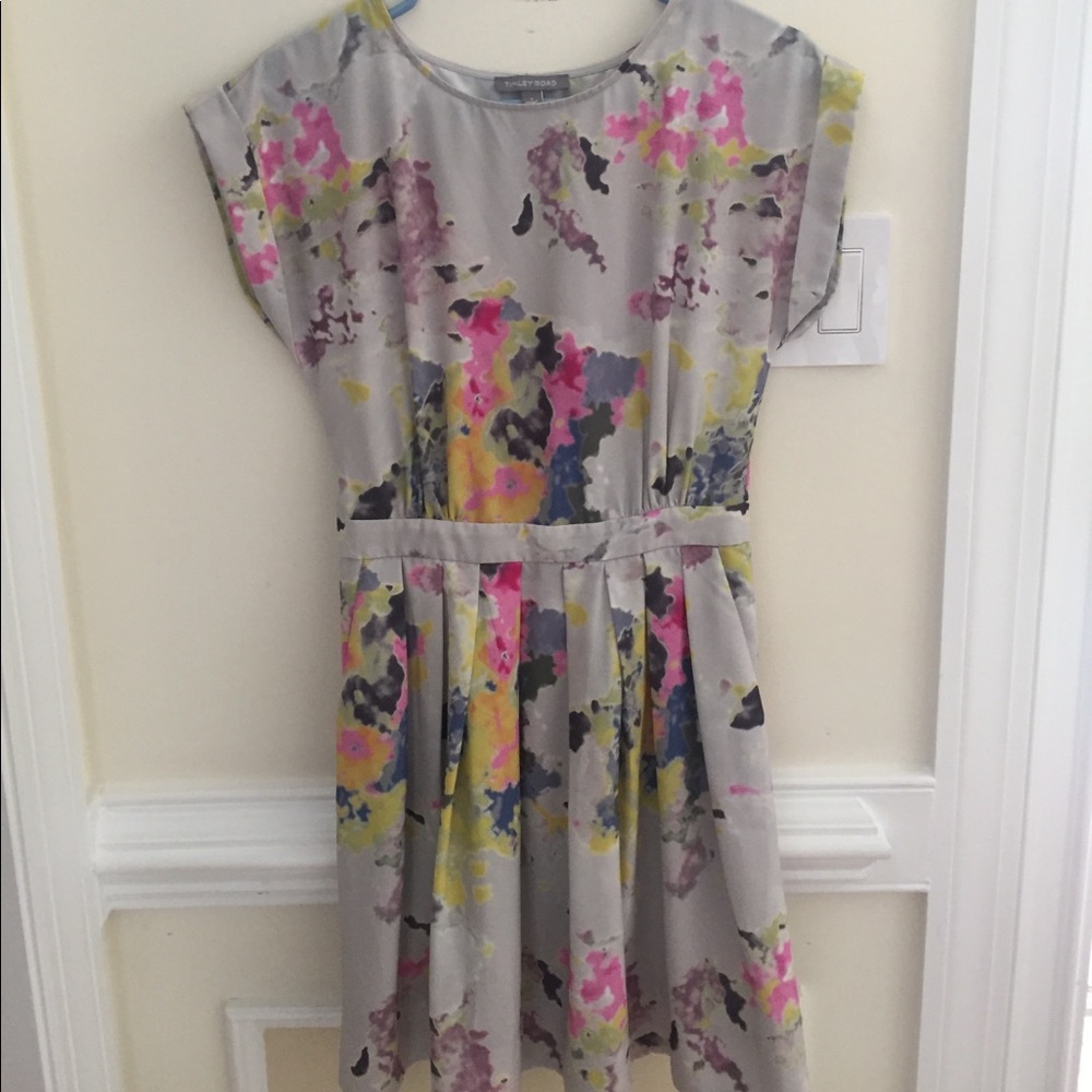 NWOT Tinsley Road capsleeve grey pink floral dress