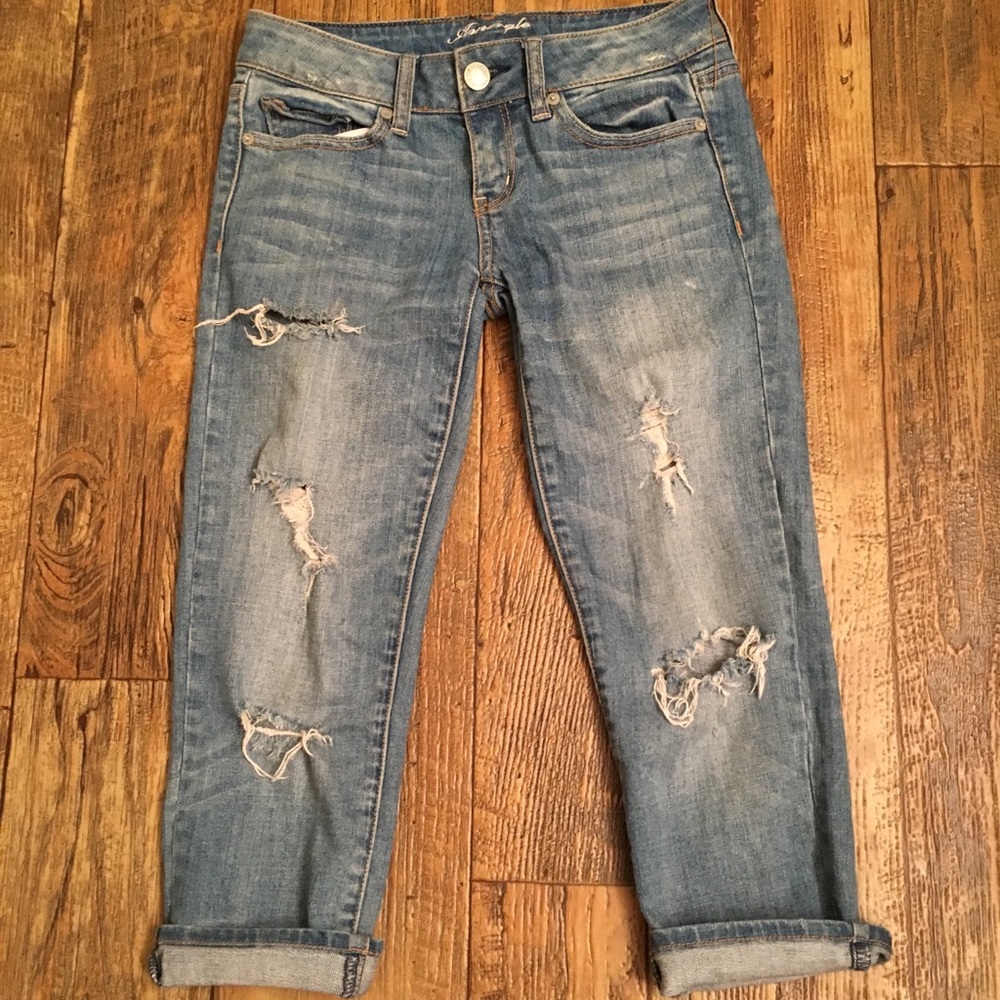 AMERICAN EAGLE Ripped Capri Jeans