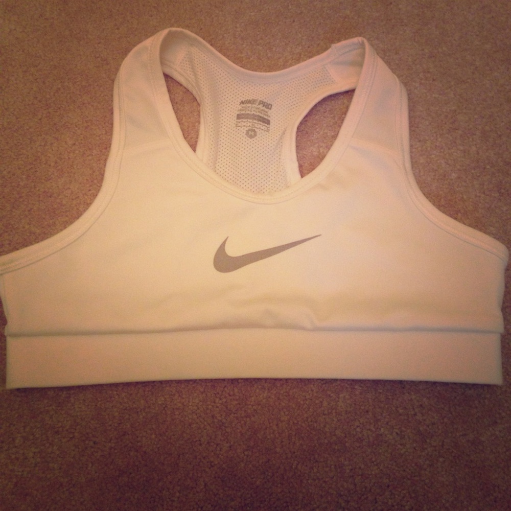White Nike sports bra for kids☀️❤️