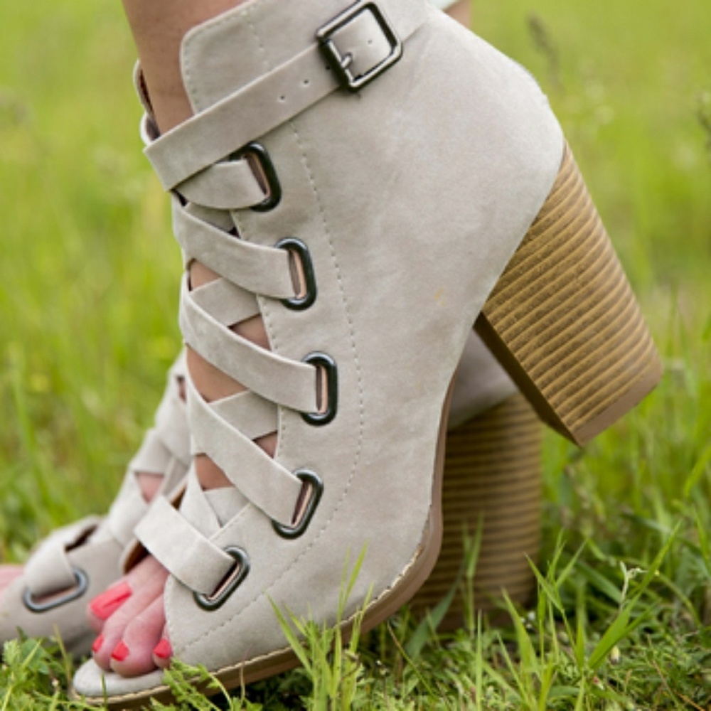 Gorgeous Strappy Heels/ Ankle booties!! Size 7