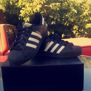 Black Adidas superstars