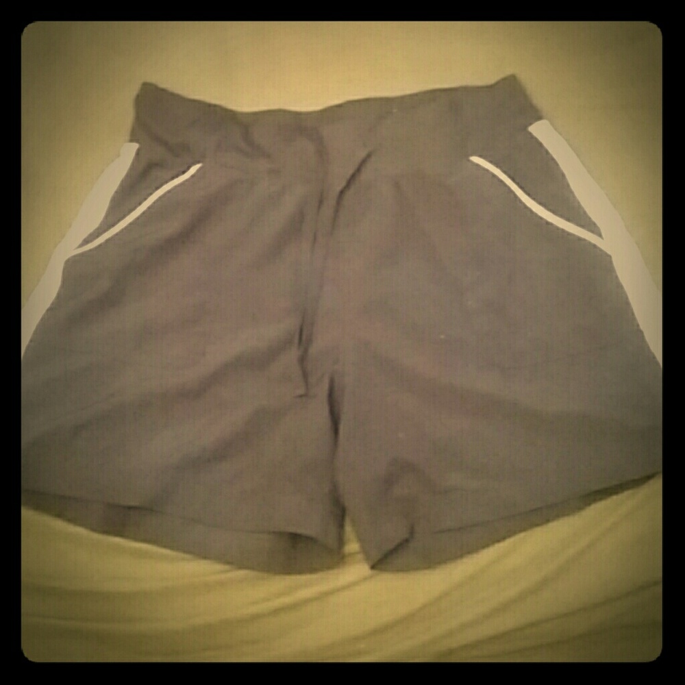 Very comfy althletic shorts WITH POCKETS!!