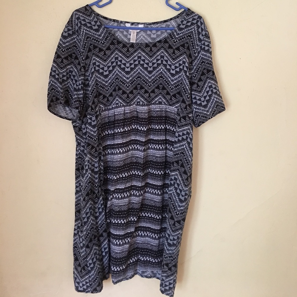 Sleeved black and white patterned dress!