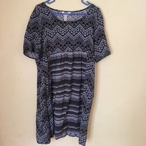 Sleeved black and white patterned dress!