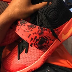 Kyrie size 13